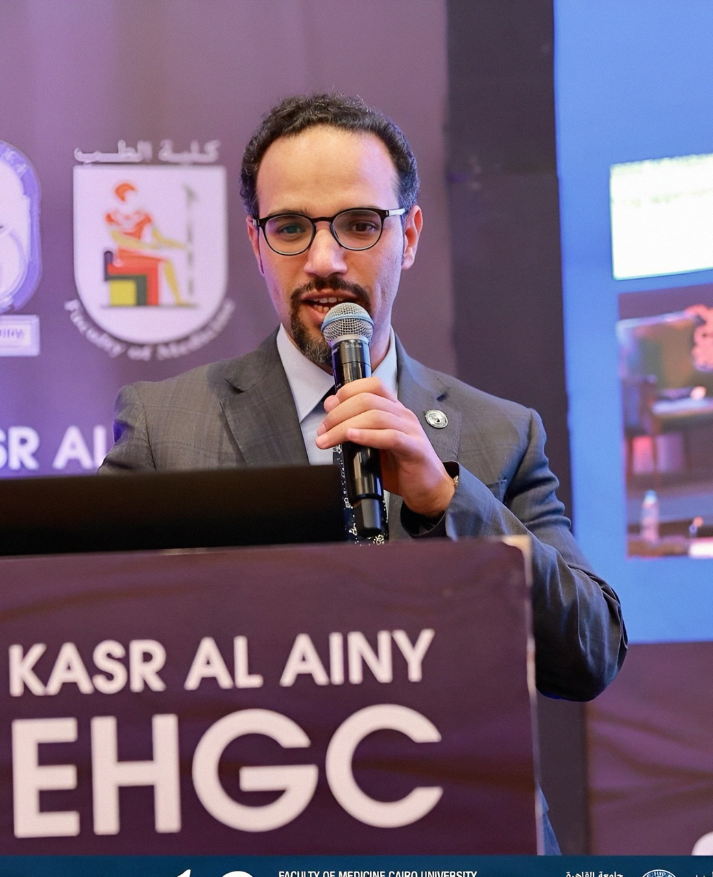 د. محمود وهبة أثناء إلقاء محاضرة في مؤتمر مناظير الجهاز الهضمي